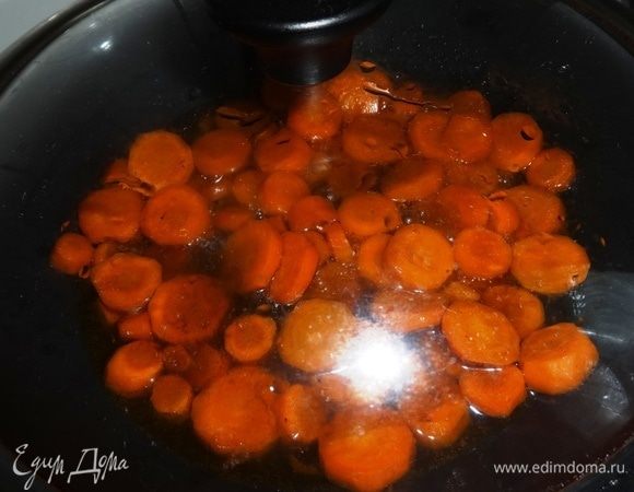 Накрыть сковороду крышкой и тушить до полуготовности моркови.