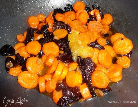 В конце приготовления добавить мед, соль, перец, перемешать и выключить огонь.