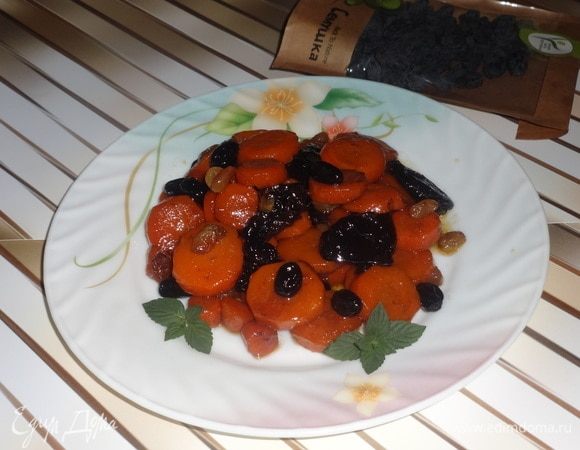 Готовый цимес выложить на блюдо, украсить листиками мяты. Очень вкусно, пальчики оближешь. Можно есть и в холодном, и в горячем виде. Угощайтесь! Приятного аппетита!