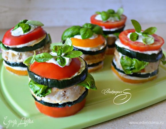 Готовые башенки украсьте листиками базилика и подавайте к столу.
