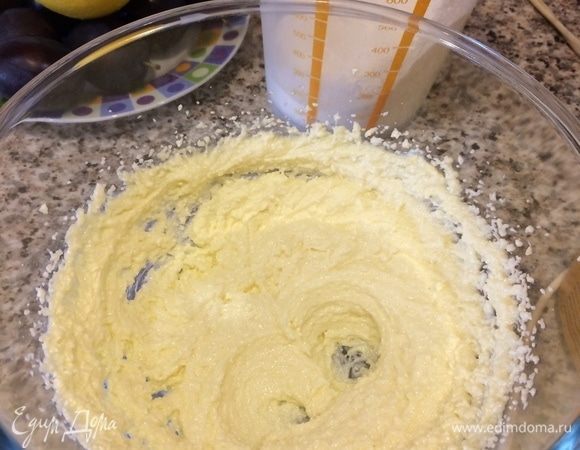 Духовку розогреть до 180°C. Масло взбить с обычным и ванильным сахаром.