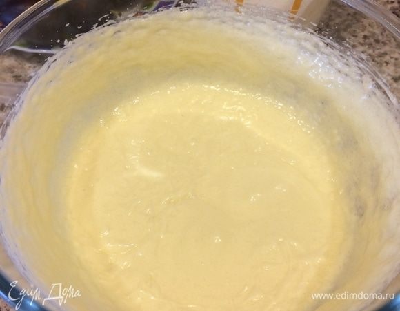 Добавлять в смесь по одному яйцу, каждый раз хорошо взбивая.