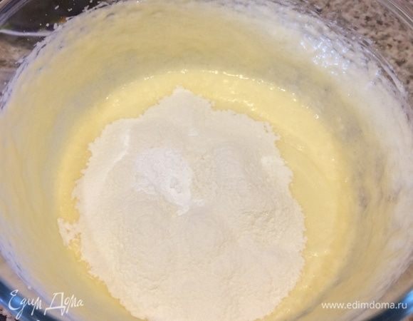Муку просеять с разрыхлителем и солью. Добавить муку в смесь и хорошо перемешать тесто миксером.