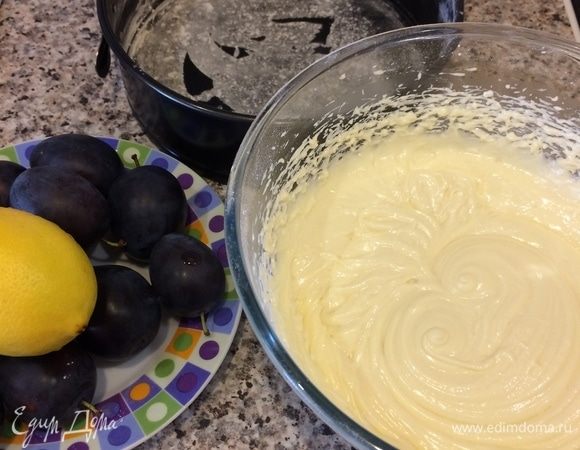 Форму диаметром 20 см слегка смазать маслом и посыпать мукой.