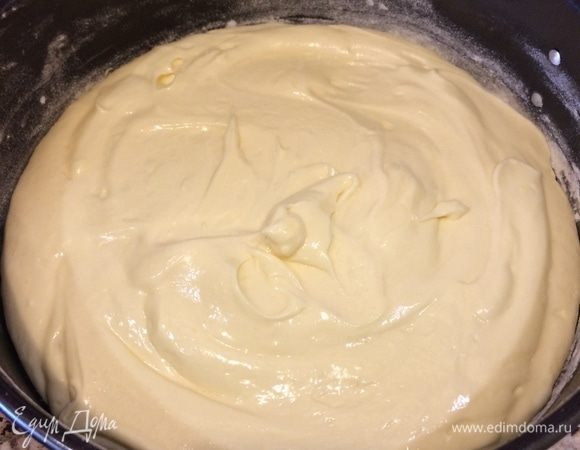 Тесто переложить в форму и разровнять.