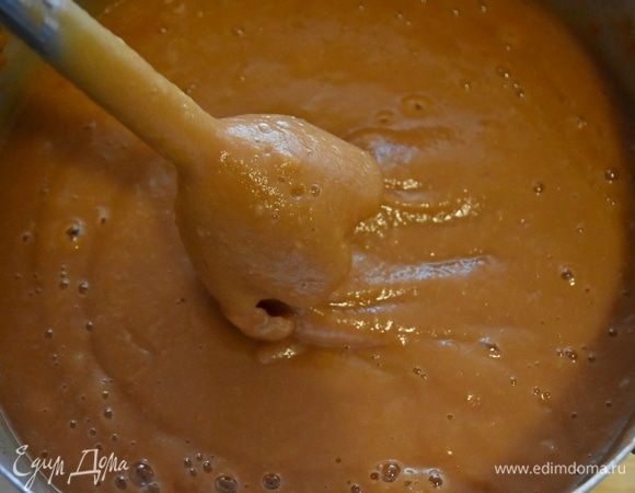 С помощью погружного блендера пюрировать яблоки до однородного состояния. Продолжать уваривать яблочное пюре до желаемой консистенции, непрерывно помешивая, еще минут 30.