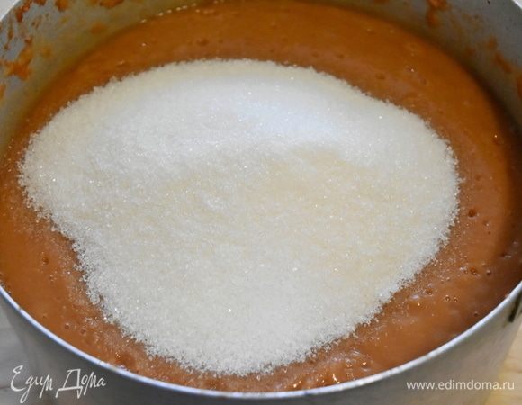 Добавить к яблокам сахар. Помешивая варить до полного его растворения. В процессе варки пюре будет изменять цвет на более темный и загустевать. Как только масса достигнет желаемой густоты, разложить ее по стерильным баночкам и закатать стерильными крышками. Баночки перевернуть вверх дном, накрыть пледом и оставить до полного остывания.