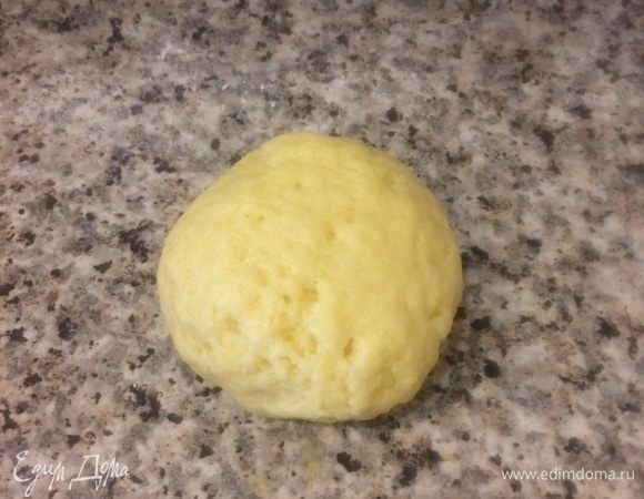 И быстро замесить тесто. Тесто завернуть в пленку и отправить в холодильник на 10–15 мин.
