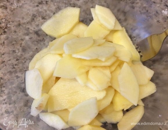 Яблоки тонко нарезать и полить лимонным соком.