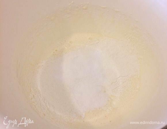 В миске взбить маленькое яйцо с сахаром. Добавить сметану, ванильный сахар, муку и еще раз слегка взбить.