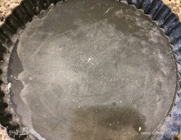 Форму для выпечки (D=20) слегка смазать маслом и присыпать мукой.