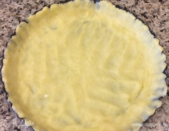 Тесто достать из холодильника и руками быстро распределить по форме.