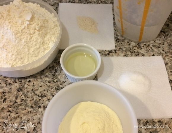 Тесто: для этого рецепта нам понадобится итальянская мука — семолина. По рецепту в тесто нужно было добавить 500 г муки, но у меня муки ушло меньше, поэтому муку добавляем постепенно.