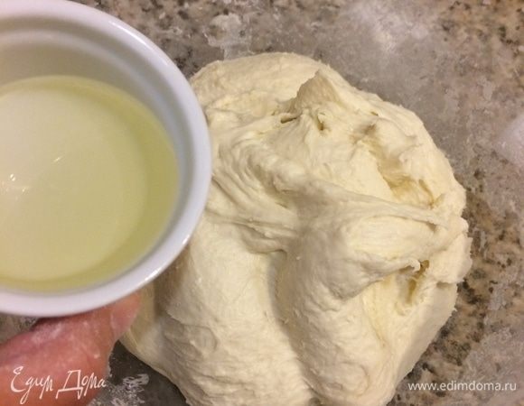 Затем добавить солод, семолину, муку и замесить тесто. После того, как я ввела нужное мне количество муки, я начала вымешивать тесто миксером в течение 7–10 минут, затем добавила масло и вымешивала еще 3–4 минуты, в конце процесса добавила соль.