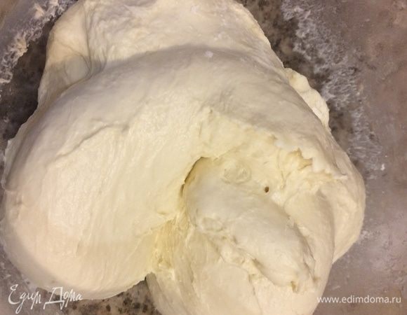 Накрыть миску с тестом пленкой и оставить при комнатной температуре на 75–90 минут.