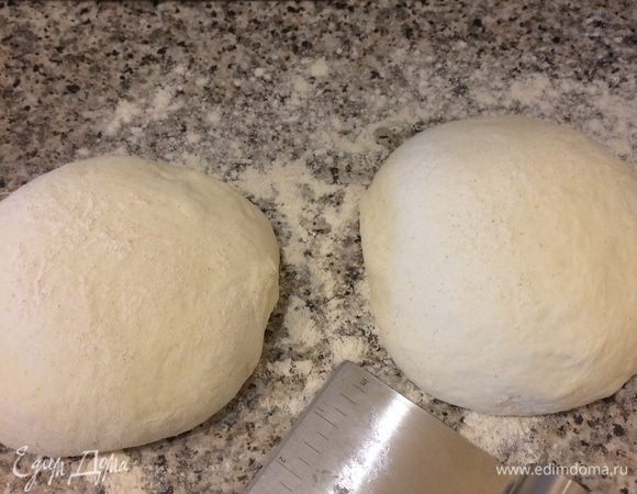 Спустя указанное время тесто разделить на 2 части, сформировать шарики и оставить на 15 минут отдыха (из-за того, что в тесто мы добавили масло, с ним очень приятно работать — оно очень нежное).