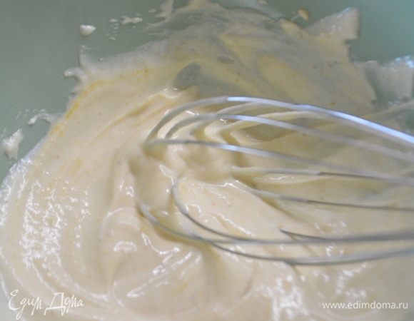 Готовим соус: смешать мягкий творог, мед, горчицу, гранулированный чеснок и щепотку соли. Перемешать венчиком.