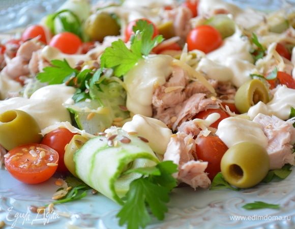 Поливаем соусом наш салат и можно наслаждаться!