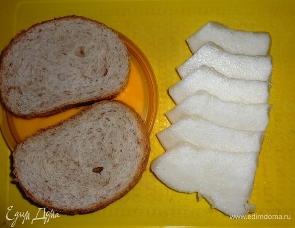 Кусочки батона с отрубями поджарить в тостере. С дыни срезать кожуру и нарезать ее тонкими ломтиками.