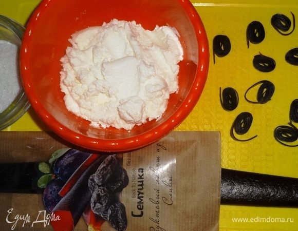 Творог посолить, перемешать и протереть через мелкое сито. Фруктовый лаваш из сливы ТМ «Семушка» нарезать тонкими колечками.
