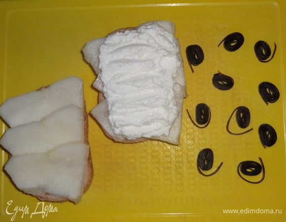 Осталось собрать наши тосты. На кусочки хлеба выложить ломтики дыни. Затем намазать слой творога. Далее выложить колечки фруктового лаваша.