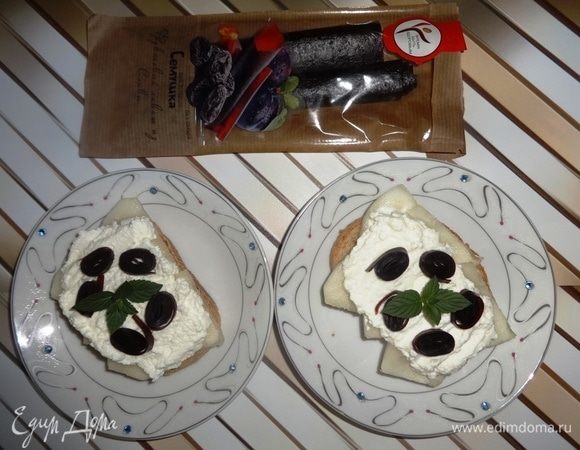 Тосты готовы! Украсить их листочками мяты, выложить в красивые тарелки и наслаждаться приятным вкусом.