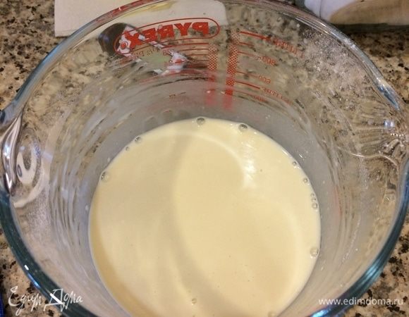 Опара: в теплом молоке растворить дрожжи, сахар и муку. Накрыть пленкой и оставить на 1 час.