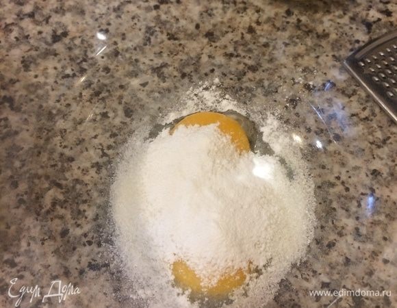 Тесто: желтки комнатной температуры растереть с сахаром и ванильным сахаром.