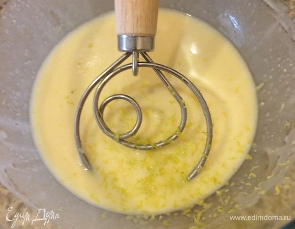 К желткам добавить опару, цедру, соль и перемешать.