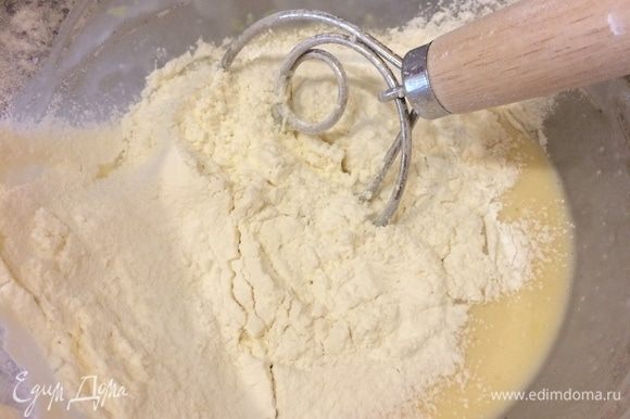 Начать постепенно добавлять муку. Замесить нежное тесто, которое не липнет к рукам (месить 7–10 мин.).