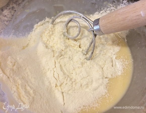 Начать постепенно добавлять муку. Замесить нежное тесто, которое не липнет к рукам (месить 7–10 мин.).