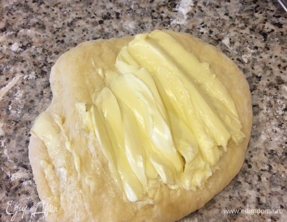 В конце добавить мягкое сливочное масло и еще раз хорошо вымесить тесто (если муки будет мало, то можно дабавить).
