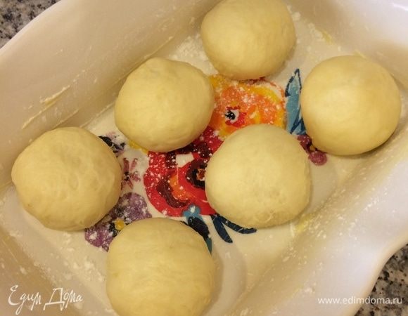 Спустя указанное время тесто разделить на 6 частей, подкатать в шарики и уложить в форму на расстойку. Расстойка — один час.