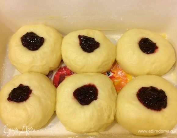 Духовку нагреть до 190°C. В булочках сделать ямки и положить в каждую ямку джем.