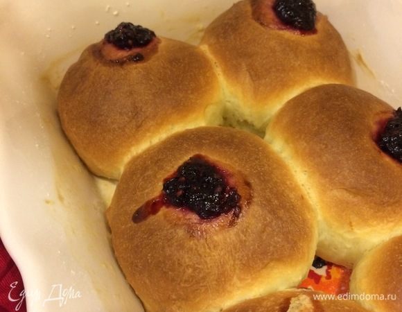 Перед выпечкой сбрызнуть булки водой и отправить в духовку. Выпекать 20–30 мин. (ориентируйтесь по своей духовке).