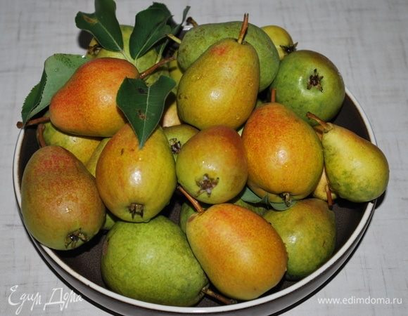 Груши помоем, почистим от кожуры и сердцевины.