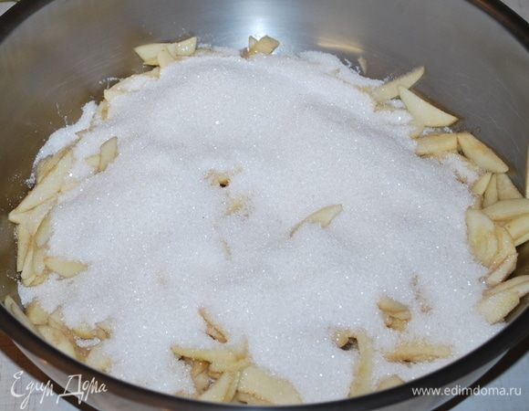 Груши засыпать сахаром и оставить настаиваться, я оставила на ночь.