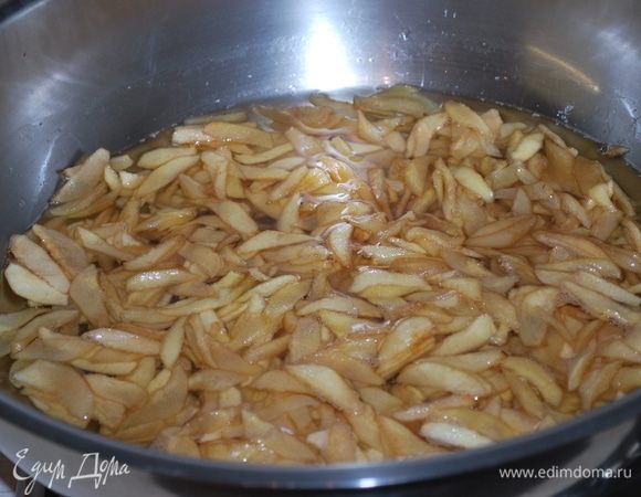 Груши дали сок, провариваем их до кипения, выключаем огонь и даем им полностью остыть. Так я их провариваю три раза.