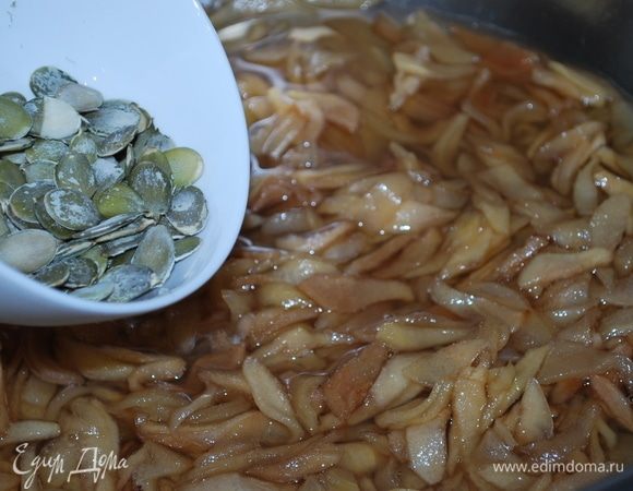 В третий раз груши доводим до кипения и добавляем тыквенные семечки.