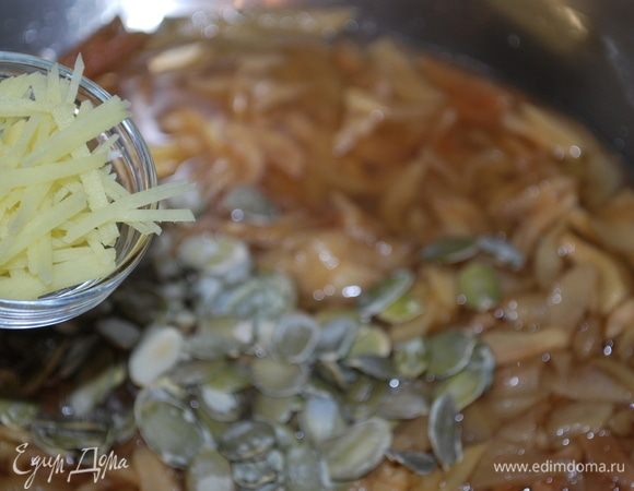 Добавляем мелконарезанный соломкой свежий имбирь.
