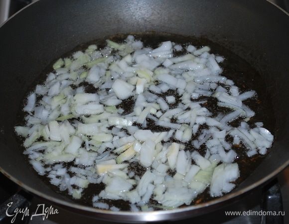 Репчатый лук обжарить на растительном масле.