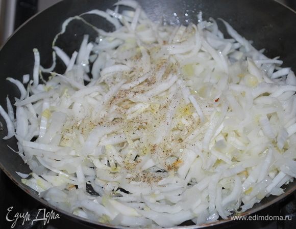 К луку добавить пекинскую капусту, белую часть, которая ближе к кочерыжке, поперчить и посолить по вкусу. Обжарить.