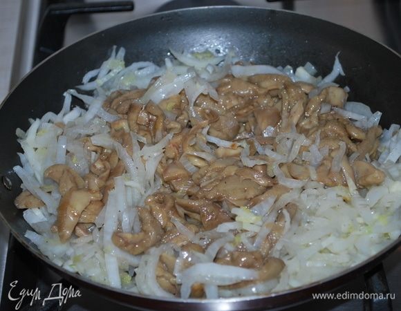 Соединить грибы с пекинской капустой. Перемешать. Начинка готова.
