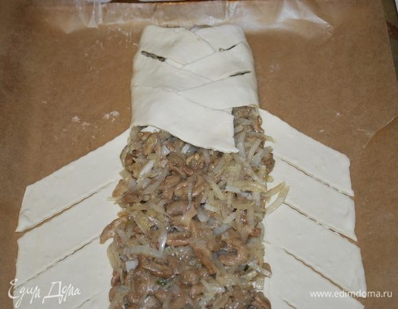 Закрыть начинку полосками.