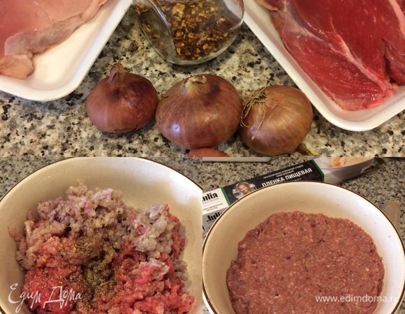 Начинка: мясо, лук, чеснок перекрутить в мясорубке. Добавить соль, перец, чили и хорошо перемешать. Затянуть миску пленкой и поставить фарш в холодильник на 40–50 минут.