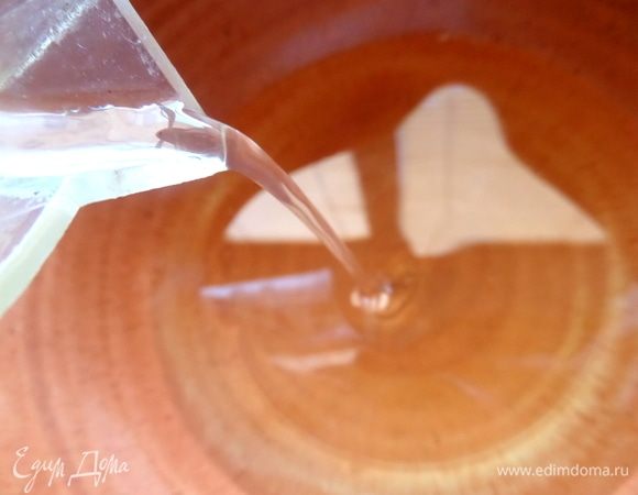 Влить рассол в масло. У меня рассол от овощей ассорти.