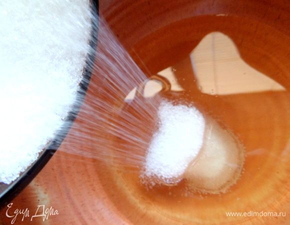 Всыпать сахар и ваниль.