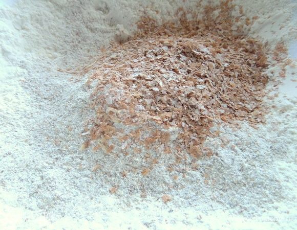 Соединить оба вида муки с отрубями.