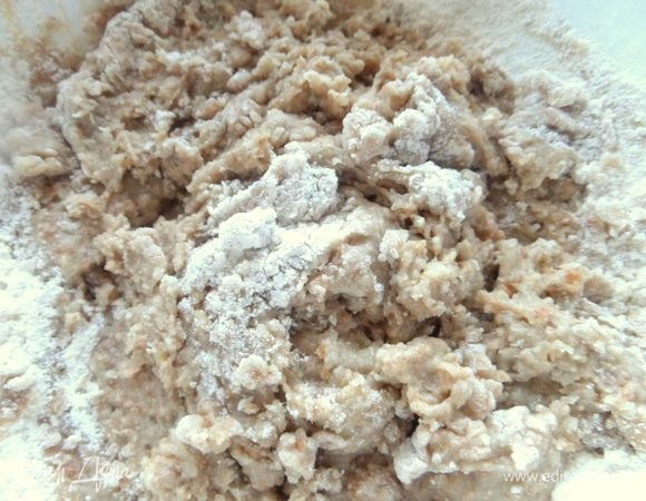 Замесить вначале ложкой.