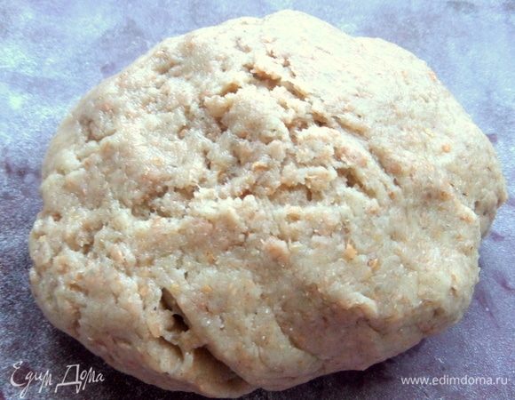 Затем руками на коврике, присыпав муки.